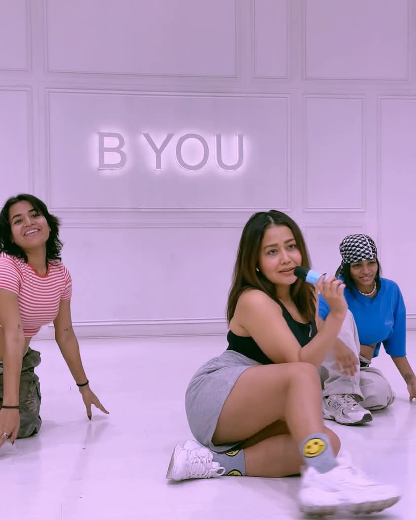 Neha Kakkar: नेहा कक्कड़ की ताजा तस्वीरें क्या आपने देखी?; जानिए