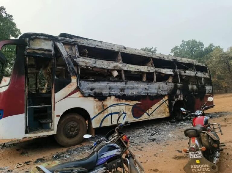 Singrauli Breaking News: सिंगरौली में आधी रात यात्री बस में लगाई आग; जानिए