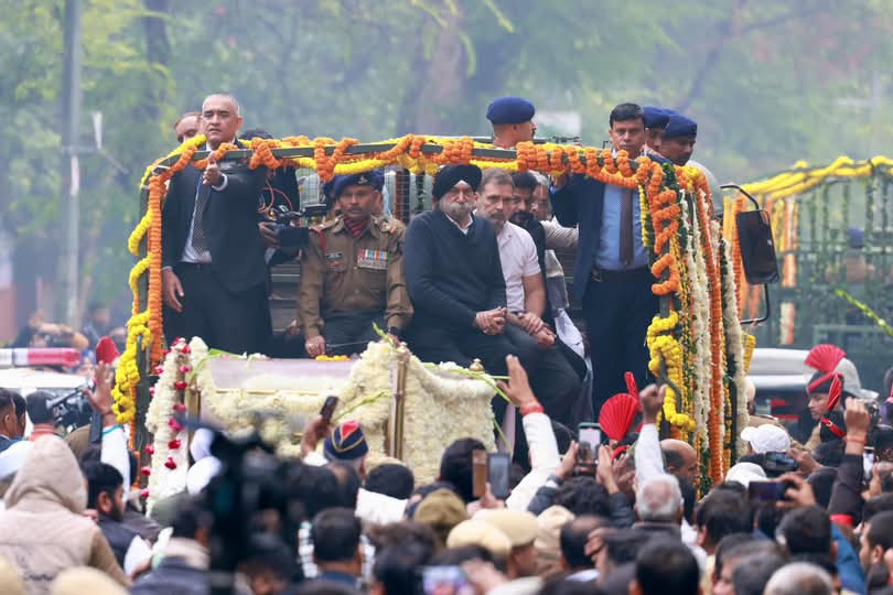National News: पूर्व PM मनमोहन सिंह राजकीय सम्मान के साथ पंचतत्व में विलीन, बेटी ने मुखाग्नि दी ; जानिए