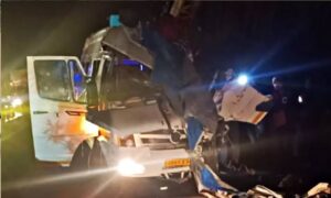 Accident News: ट्रैवलर ने बाइक को मारी टक्कर 4 लोगों की मौत, 17 घायल; जानिए खबर 