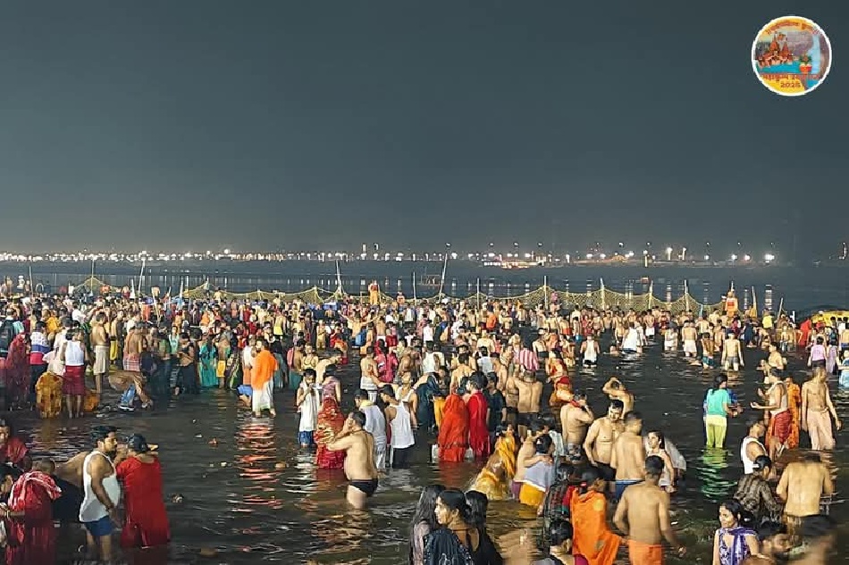 MahaKumbh 2025: माघ पूर्णिमा पर त्रिवेणी में डुबकी लगाते श्रद्धालुओं की प्रातः बेला की खास तस्वीरें; देखिए