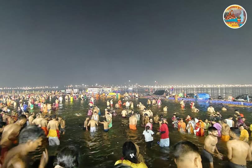 MahaKumbh 2025: माघ पूर्णिमा पर त्रिवेणी में डुबकी लगाते श्रद्धालुओं की प्रातः बेला की खास तस्वीरें; देखिए