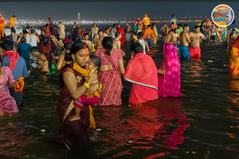 MahaKumbh 2025: माघ पूर्णिमा पर त्रिवेणी में डुबकी लगाते श्रद्धालुओं की प्रातः बेला की खास तस्वीरें; देखिए