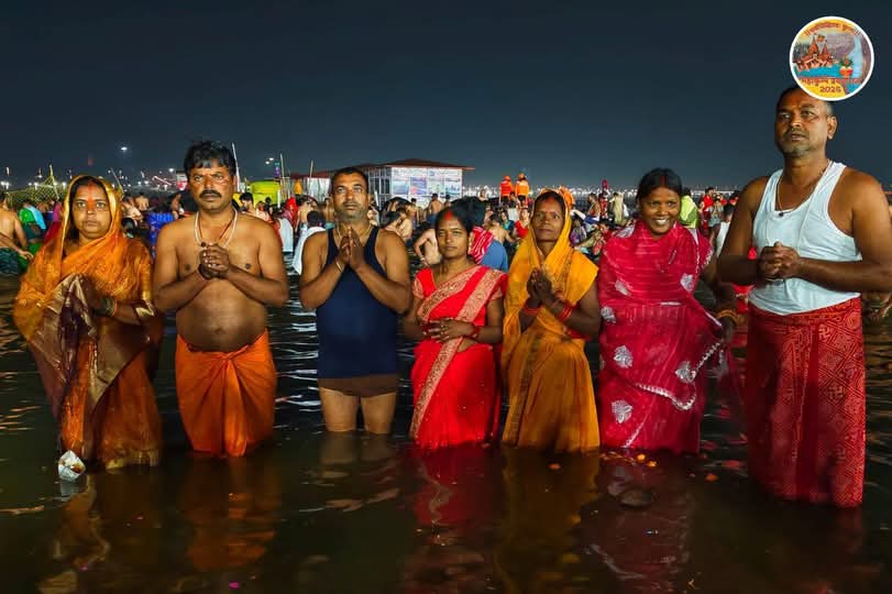 MahaKumbh 2025: माघ पूर्णिमा पर त्रिवेणी में डुबकी लगाते श्रद्धालुओं की प्रातः बेला की खास तस्वीरें; देखिए