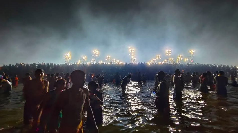 MahaKumbh 2025: माघ पूर्णिमा पर त्रिवेणी में डुबकी लगाते श्रद्धालुओं की प्रातः बेला की खास तस्वीरें; देखिए