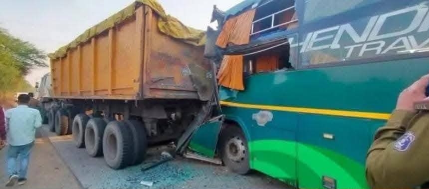 Accident News: महाकुम्भ जा रही बस की मप्र-छग बॉर्डर पर ट्रेलर से जोरदार भिड़ंत; जानिए 