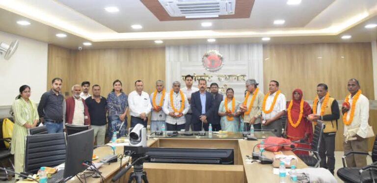 Singrauli News: कलेक्टर शुक्ला ने प्रमाण पत्र देकर शासकीय कर्मचारियों को दी विदाई; जानिए खबर
