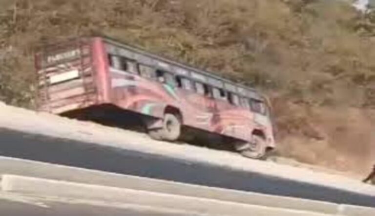 Accident News: परिहार ट्रैवल्स की बस ब्रेक फेल होने से घुसी नाले में, 10 से 15 यात्री घायल; जानिए