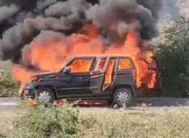 MP News: मरीज को लेकर हॉस्पिटल आ रही कार में अचानक लगी आग, कार जलकर राख; जानिए खबर 