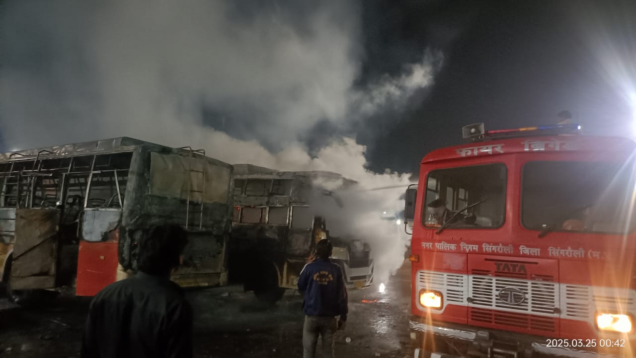 Singrauli Breaking News: वैढ़न बस में खड़ी बसों में लगी भीषण आग; जानिए