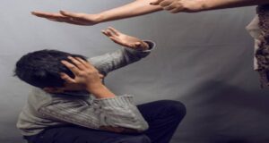 Crime News: नाबालिग छात्र को पेड़ से बांधकर पीटा, परिजन पहुंचे थाने; जानिए खबर 