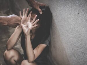 Crime News: युवक ने की एक महिला की चार घंटे तक पिटाई, सोशल मीडिया पर वीडियो आया सामने; जानें खबर