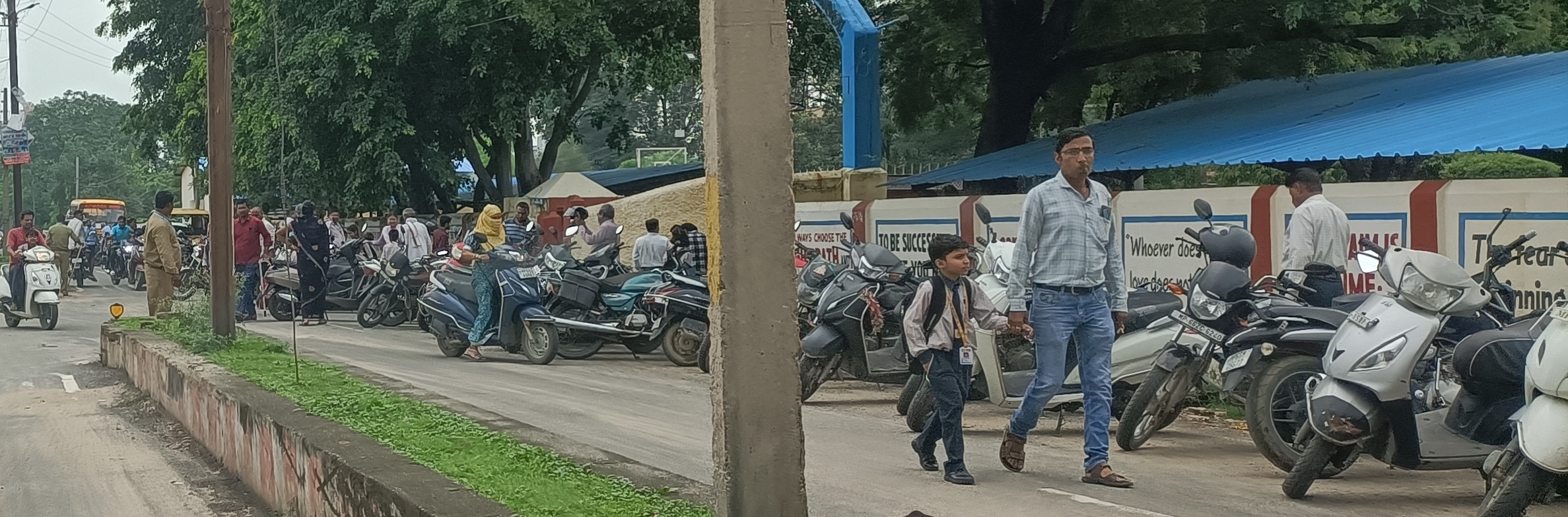 Oplus_0 Singrauli News: सरई के कार्यक्रम को सफल बनाने के लिए ले ली स्कूली बसें, बच्चे हुए परेशान; जानिए