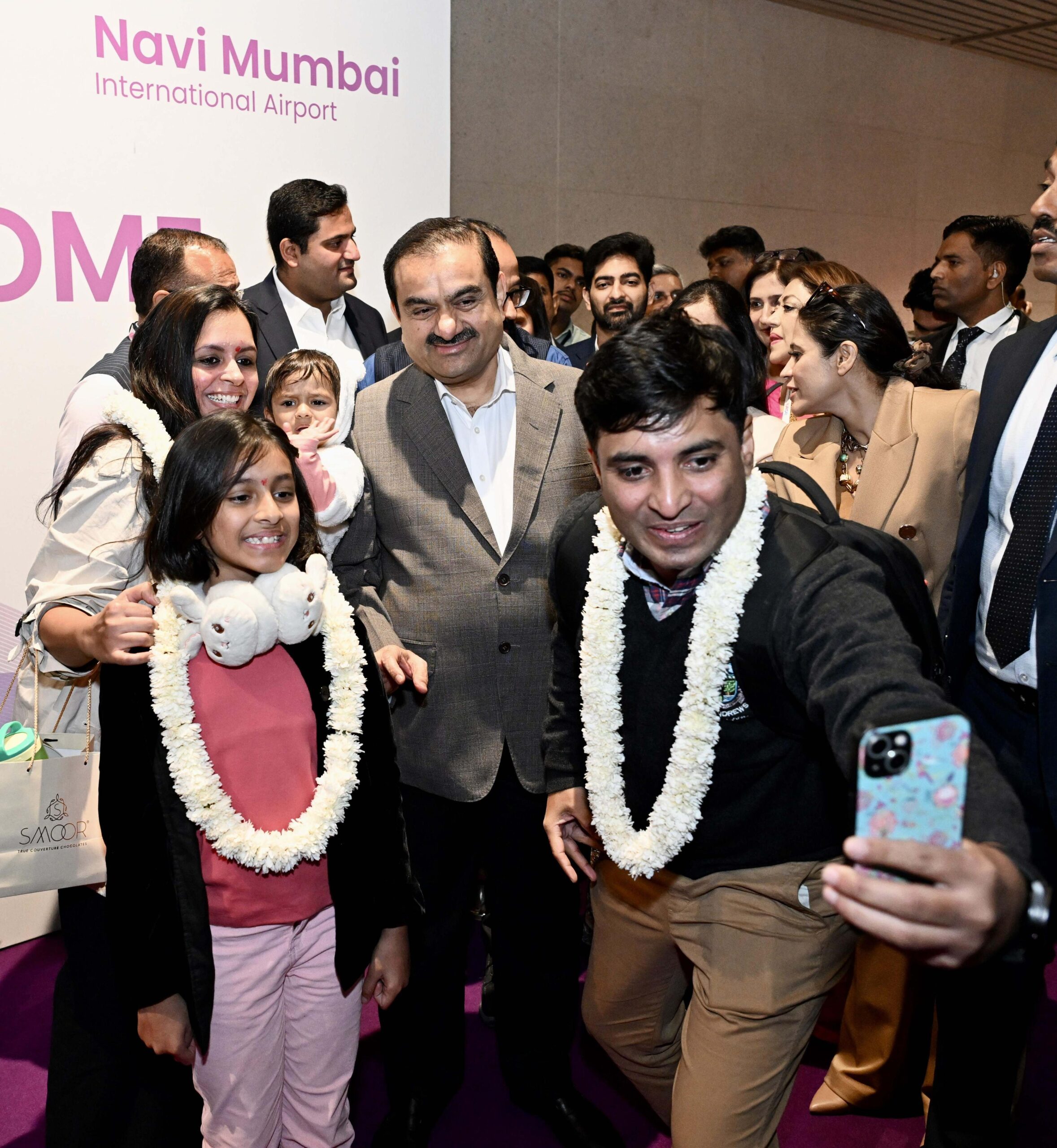 International News: नवी मुंबई इंटरनेशनल एयरपोर्ट से उड़ान शुरू, गौतम अदाणी ने किया यात्रियों का स्वागत; जानिए