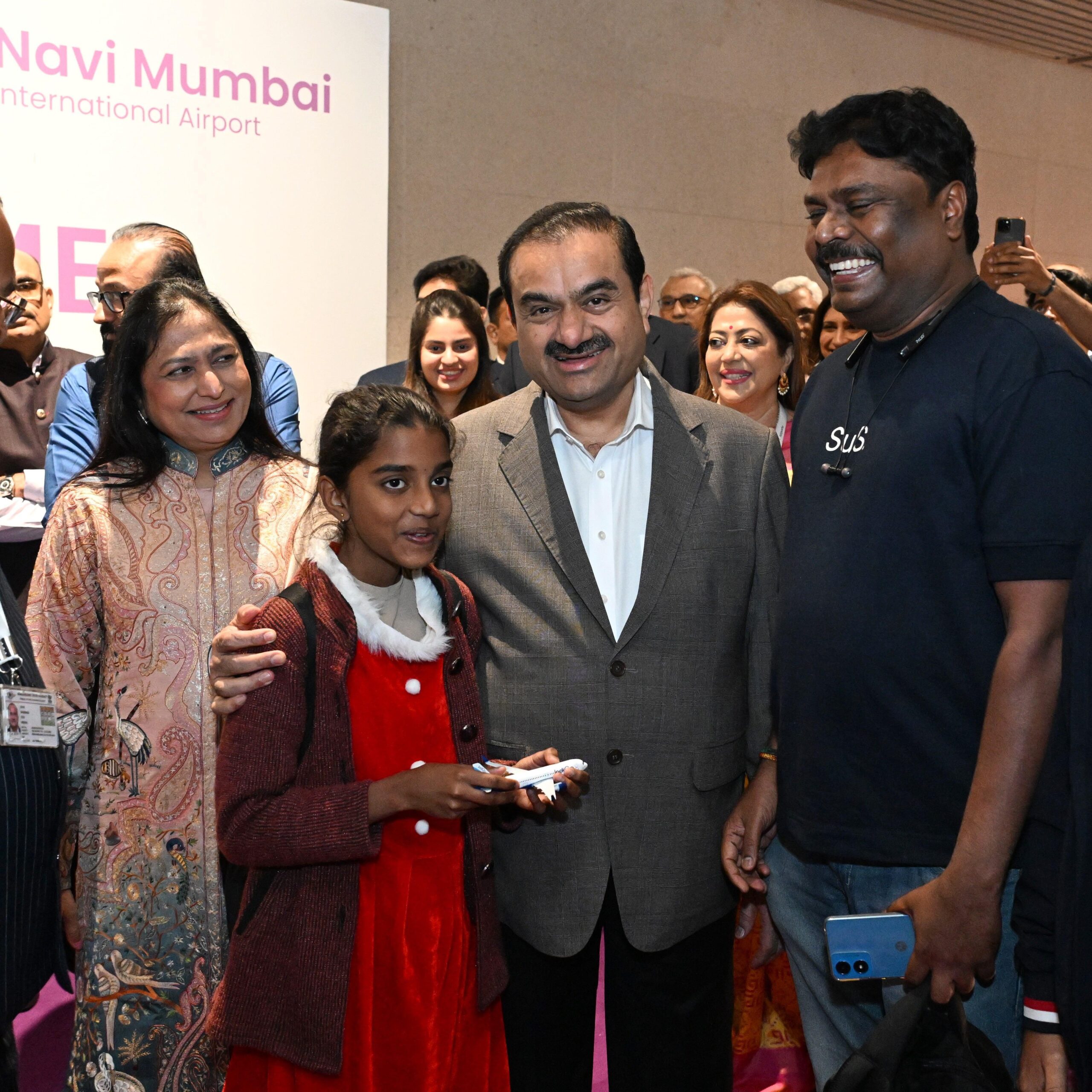 International News: नवी मुंबई इंटरनेशनल एयरपोर्ट से उड़ान शुरू, गौतम अदाणी ने किया यात्रियों का स्वागत; जानिए