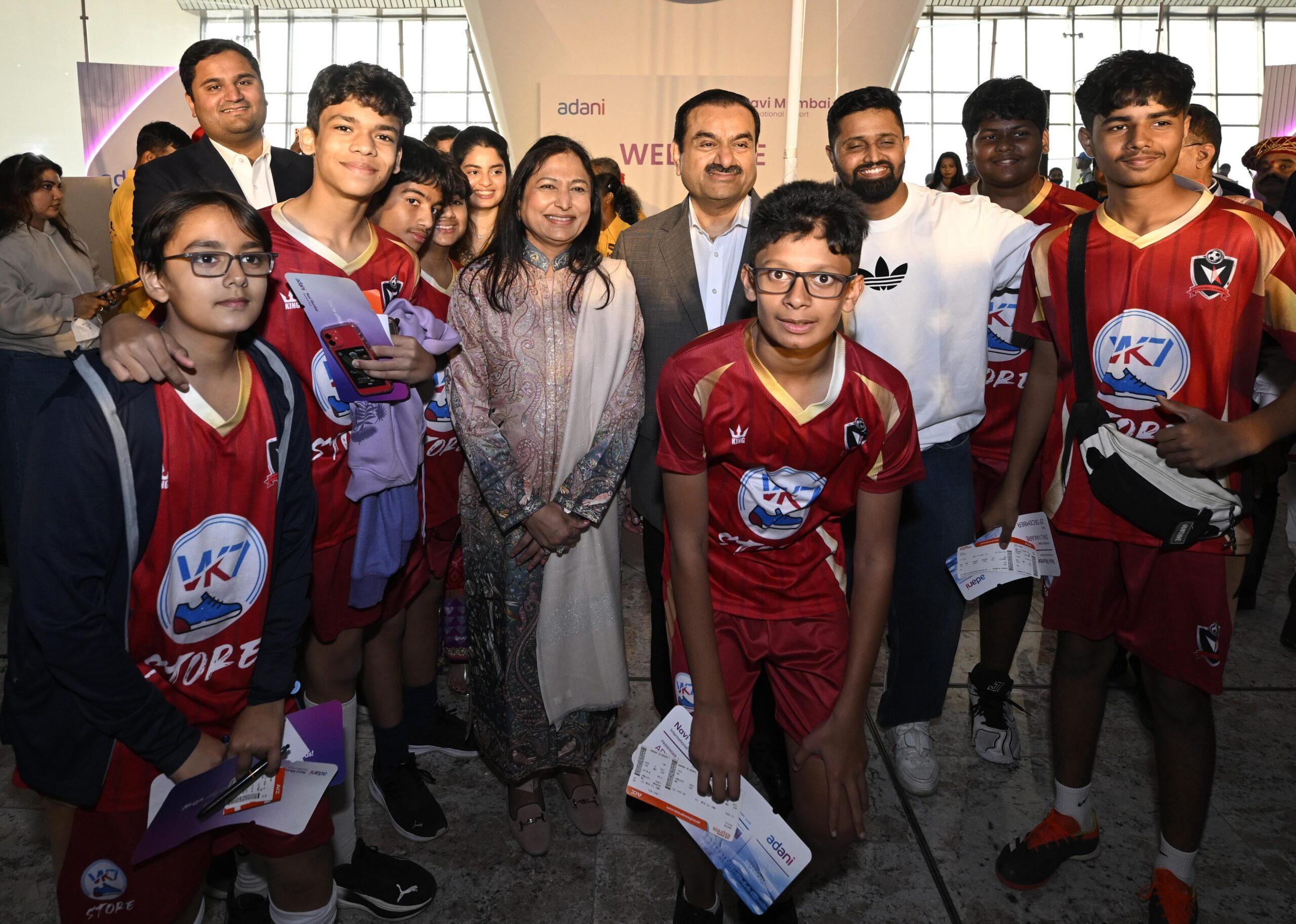 International News: नवी मुंबई इंटरनेशनल एयरपोर्ट से उड़ान शुरू, गौतम अदाणी ने किया यात्रियों का स्वागत; जानिए