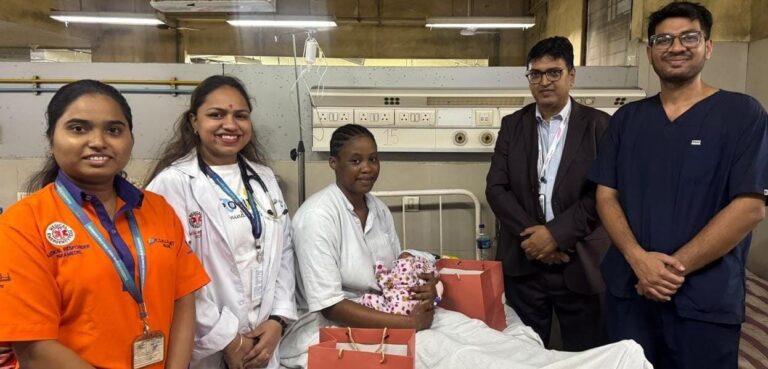 International News: मुंबई एयरपोर्ट स्टाफ ने एंबुलेंस में कराई विदेशी महिला की डिलीवरी; जानिए