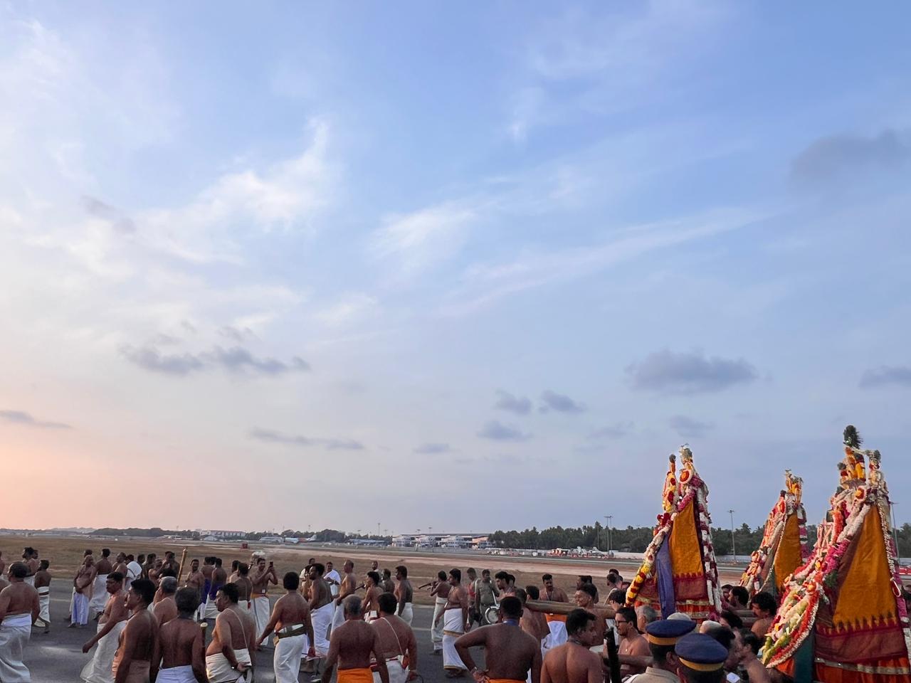 Big News: तिरुवनंतपुरम एयरपोर्ट पर रनवे बना आस्था का मार्ग; जानिए