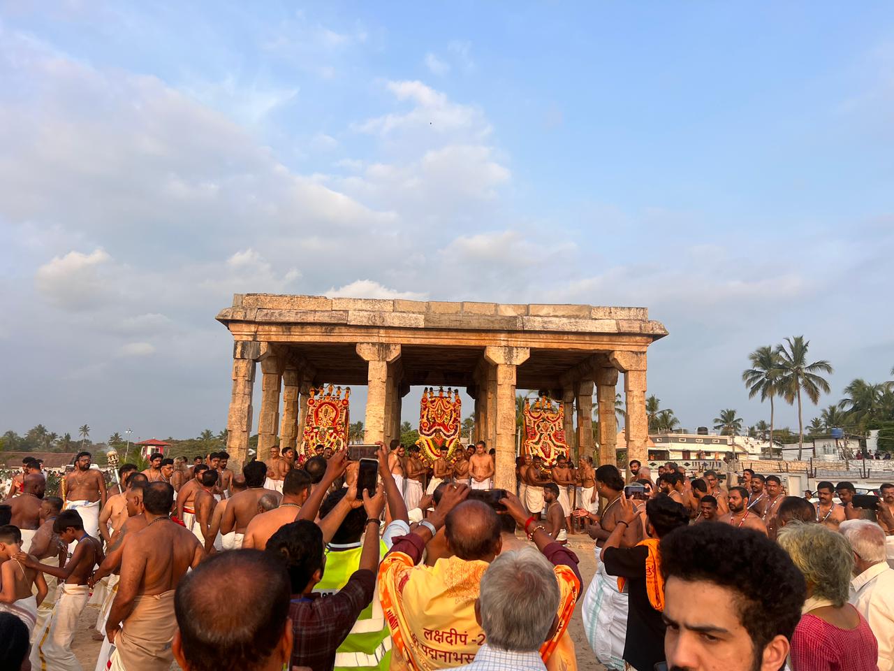 Big News: तिरुवनंतपुरम एयरपोर्ट पर रनवे बना आस्था का मार्ग; जानिए