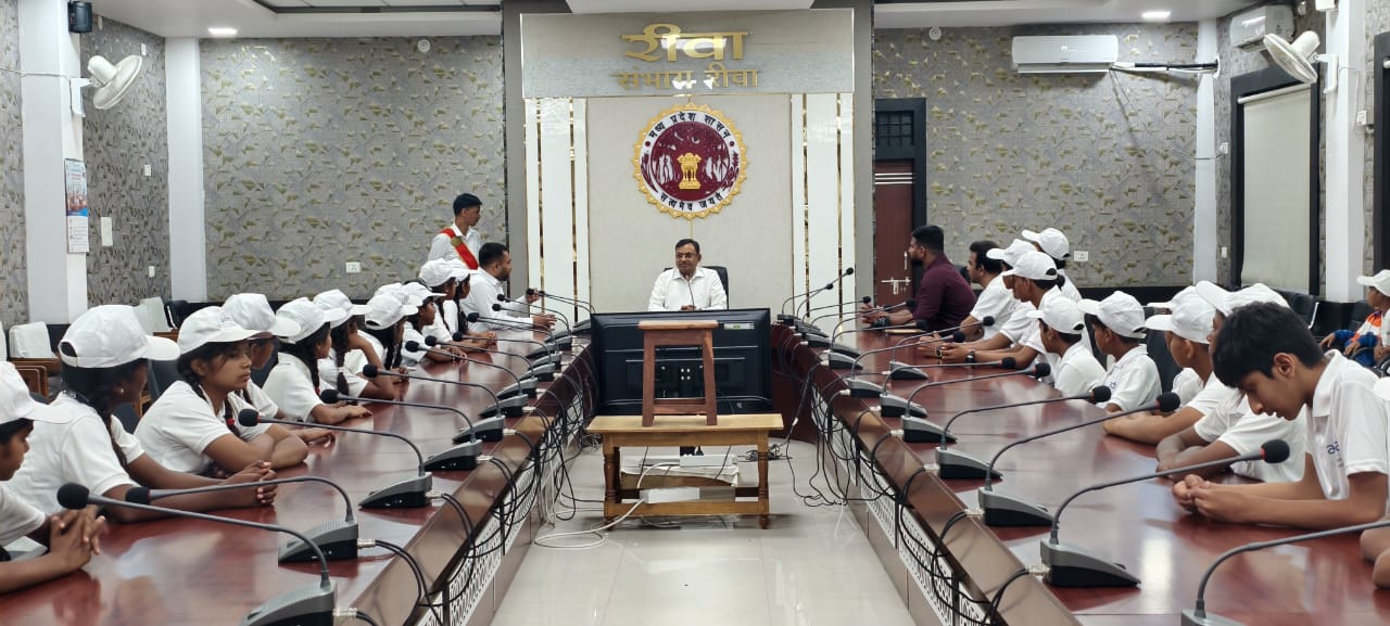 Singrauli News: DAV खनुआ के बच्चे पहुंचे सैनिक स्कूल रीवा, अदाणी फाउंडेशन के सहयोग से; जानिए