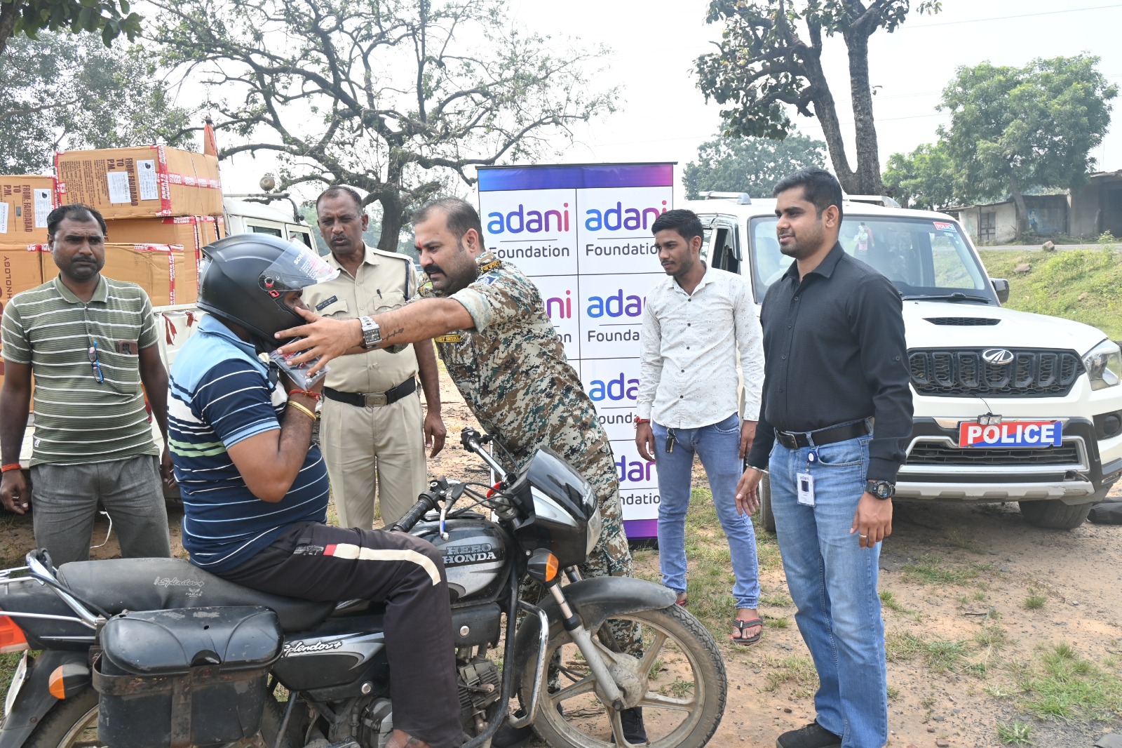 Singrauli News: धिरौली-सुलियरी में सड़क सुरक्षा की पहल, 158 दोपहिया चालकों को मुफ्त हेलमेट वितरित Singrauli News: धिरौली-सुलियरी में सड़क सुरक्षा की पहल, 158 दोपहिया चालकों को मुफ्त हेलमेट वितरित